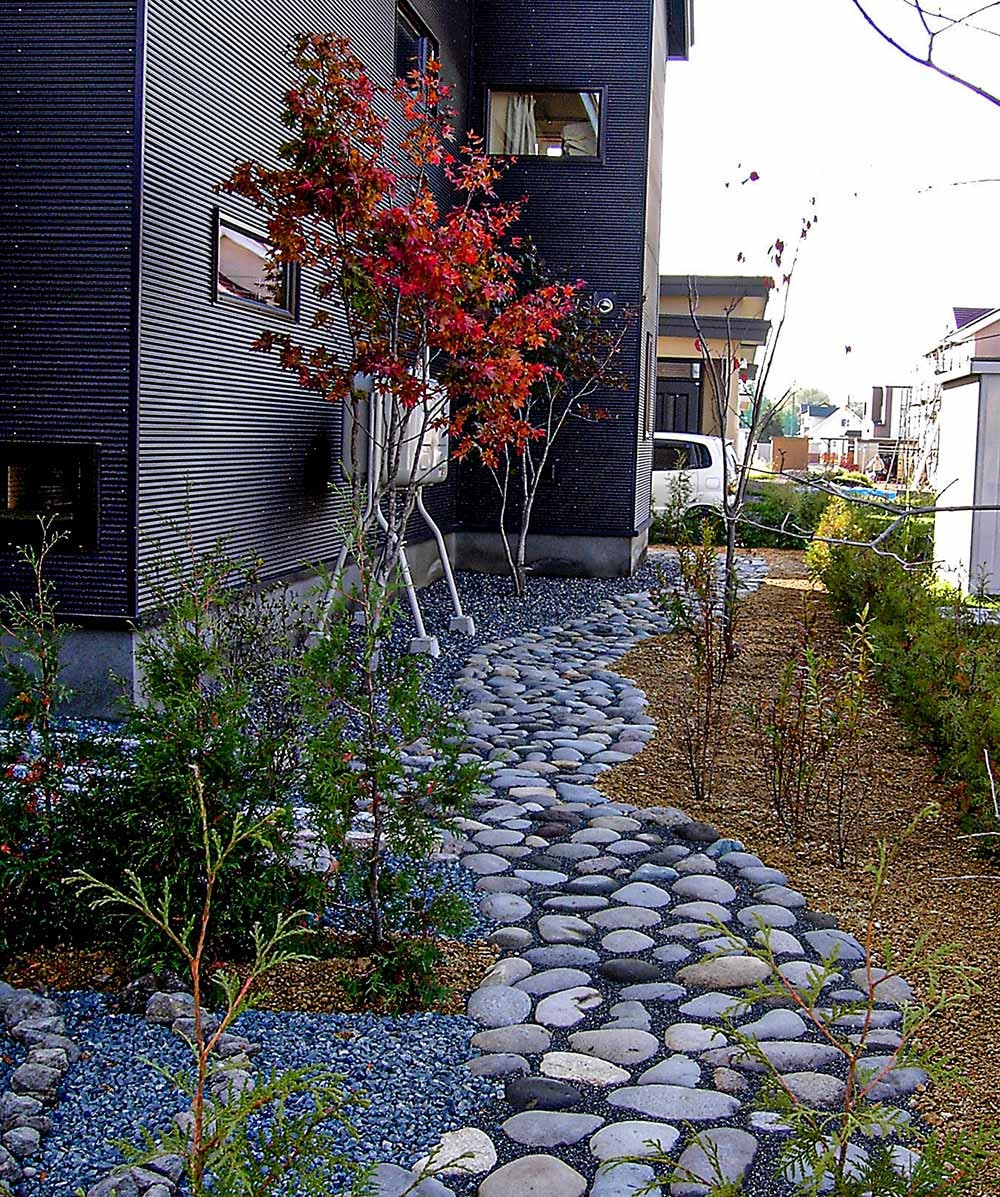 北側の玉石通路