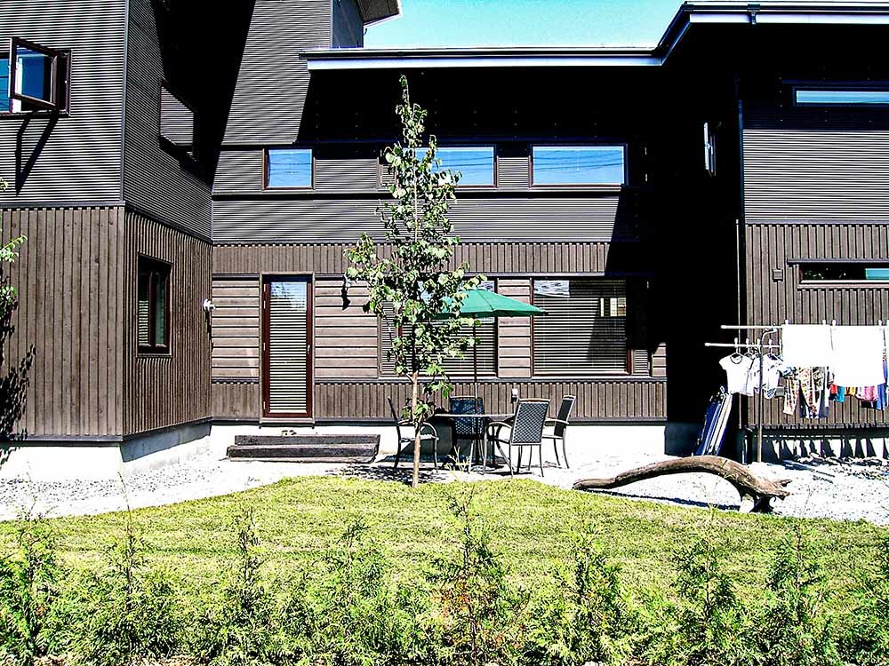 南から。メインツリーはボダイジュ