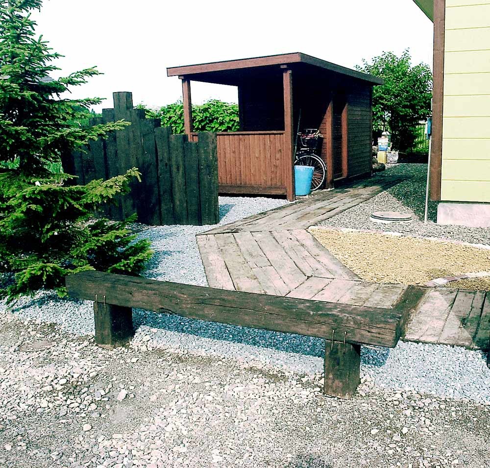 枕木ベンチと枕木のアプローチ