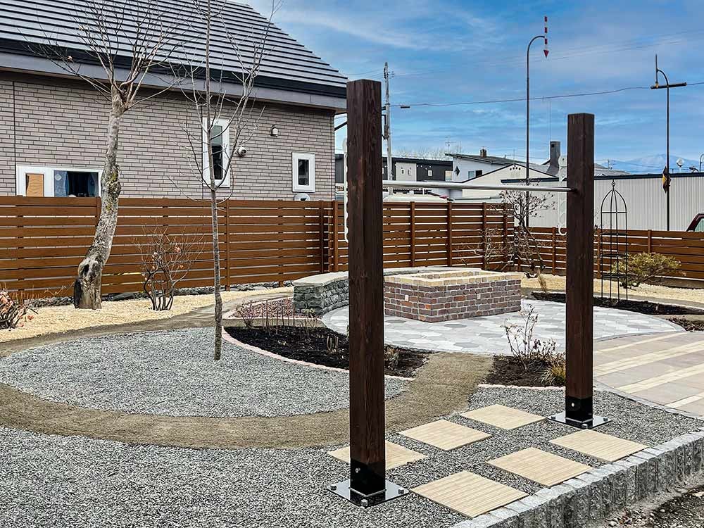 手前は鉄棒兼用の物干し台。 オリジナルで好評です。