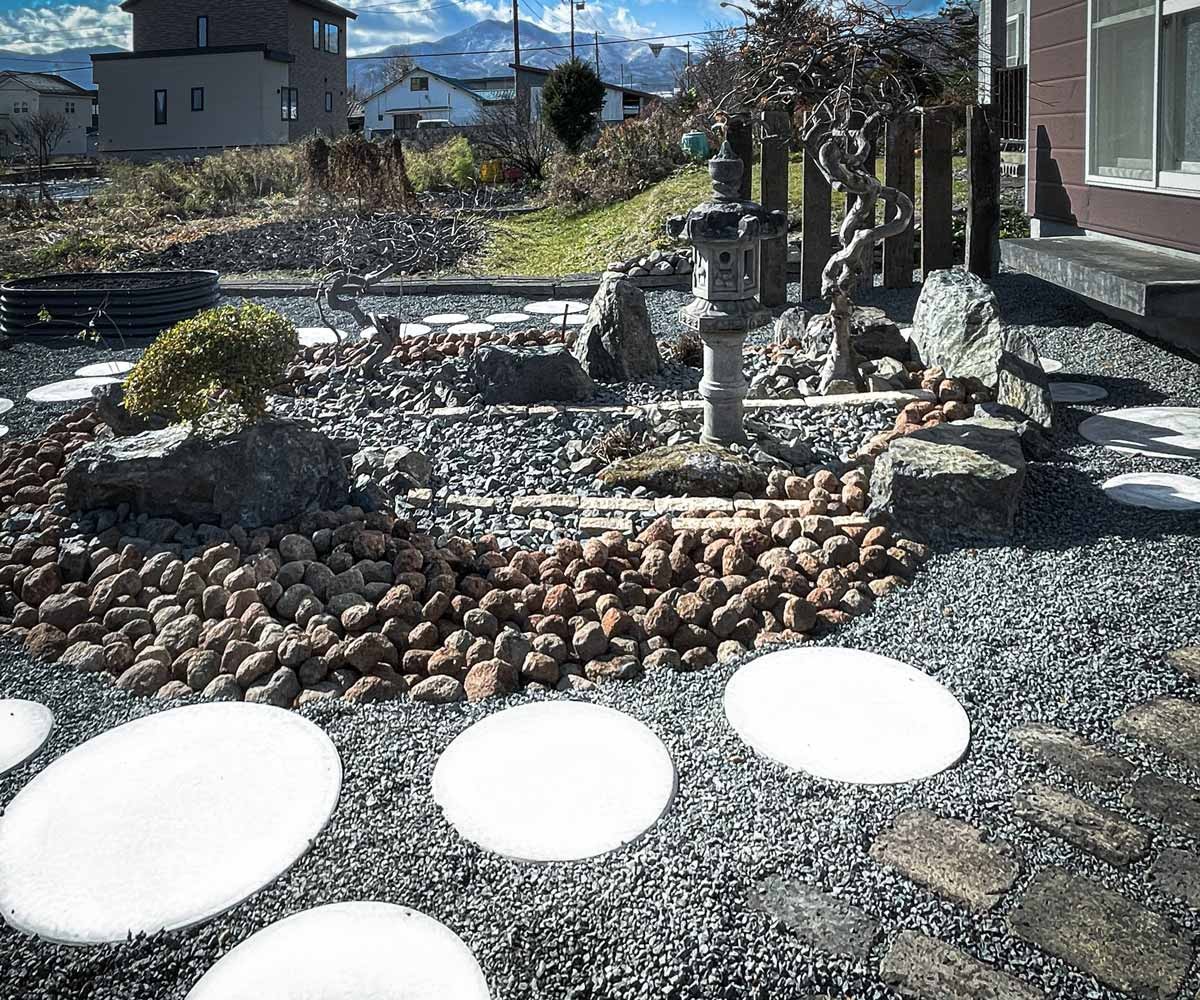 和っぽいスタイルガーデンスポット。お庭にあった灯籠や自然石を再構成。