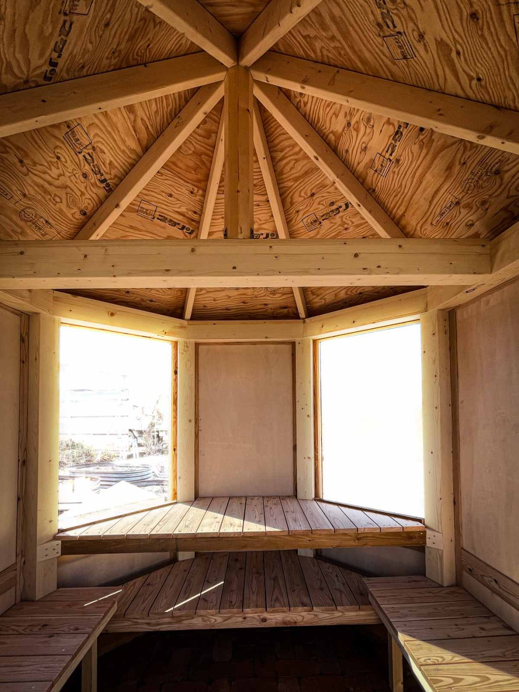 ガゼボ内部の様子。植え替えなど園芸作業ができる棚を設えてあります。もちろんベンチも。