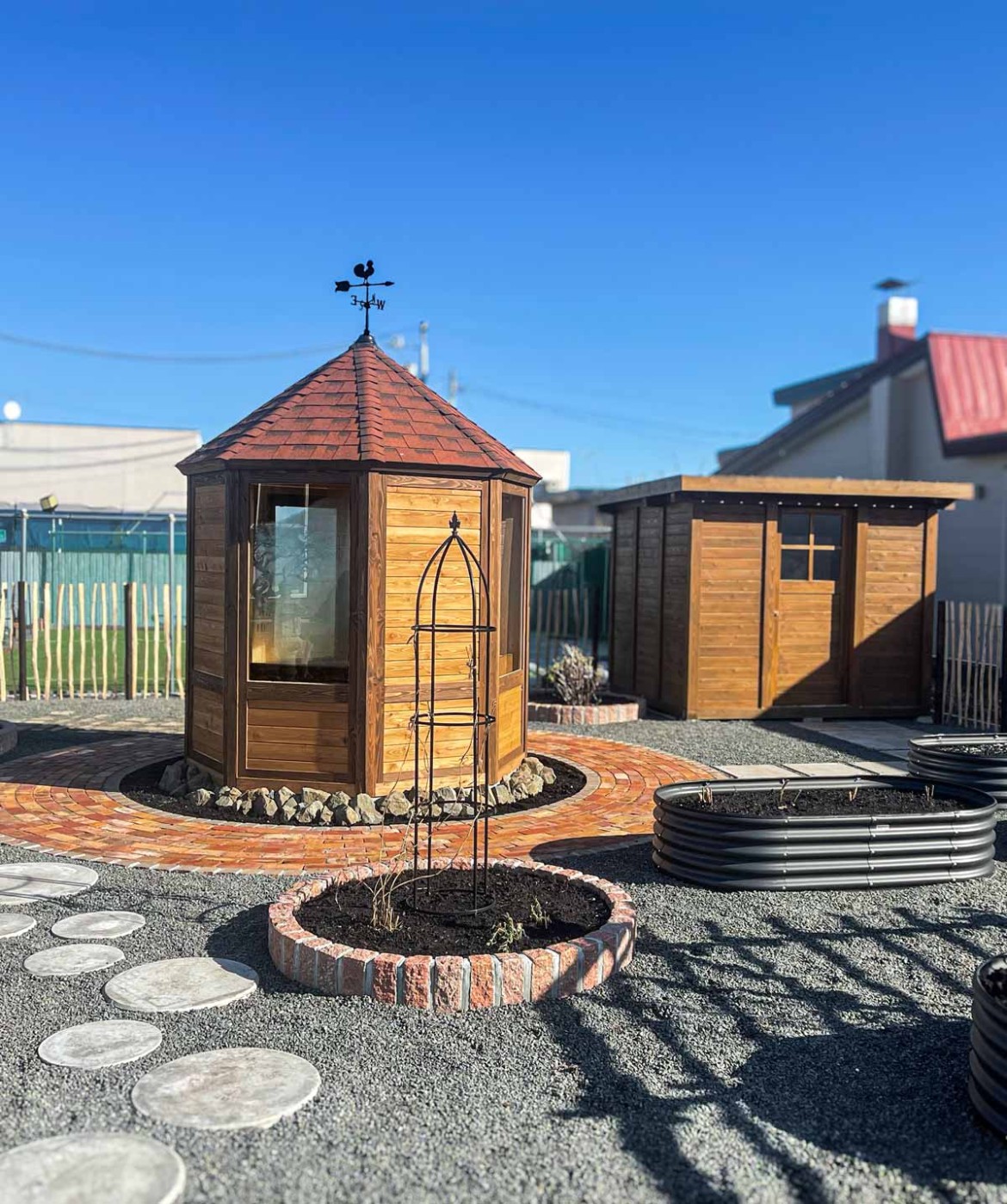 ガゼボ、物置は共にオリジナル設計。