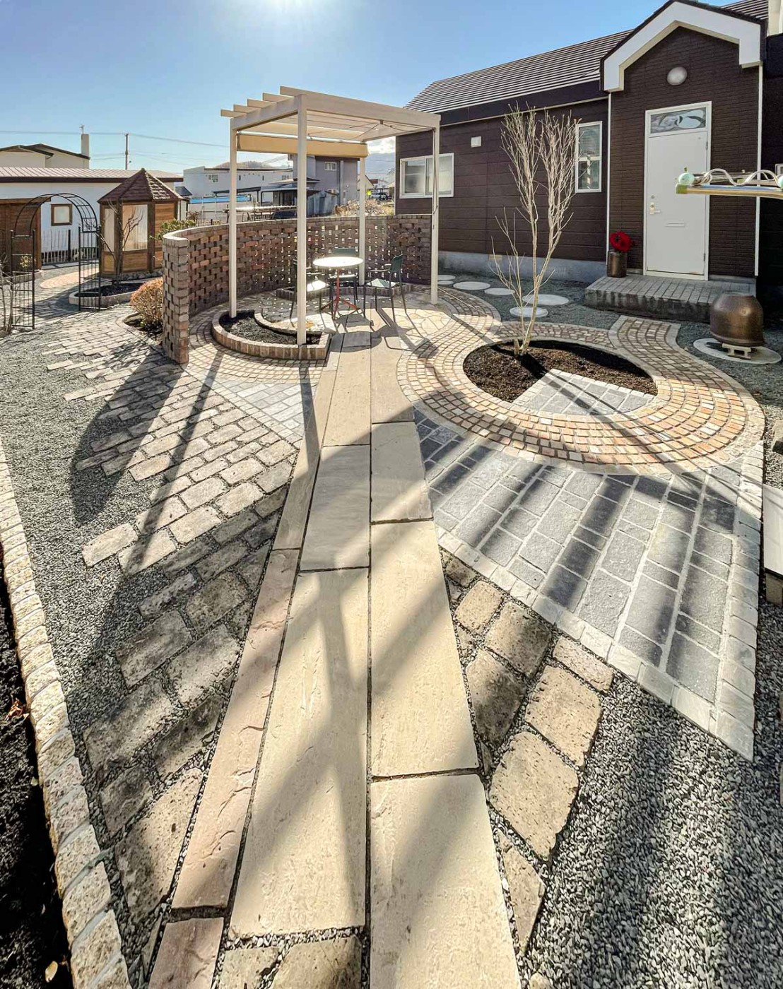 上段ガーデンのメイン部分の特徴的な線形のデザイン。