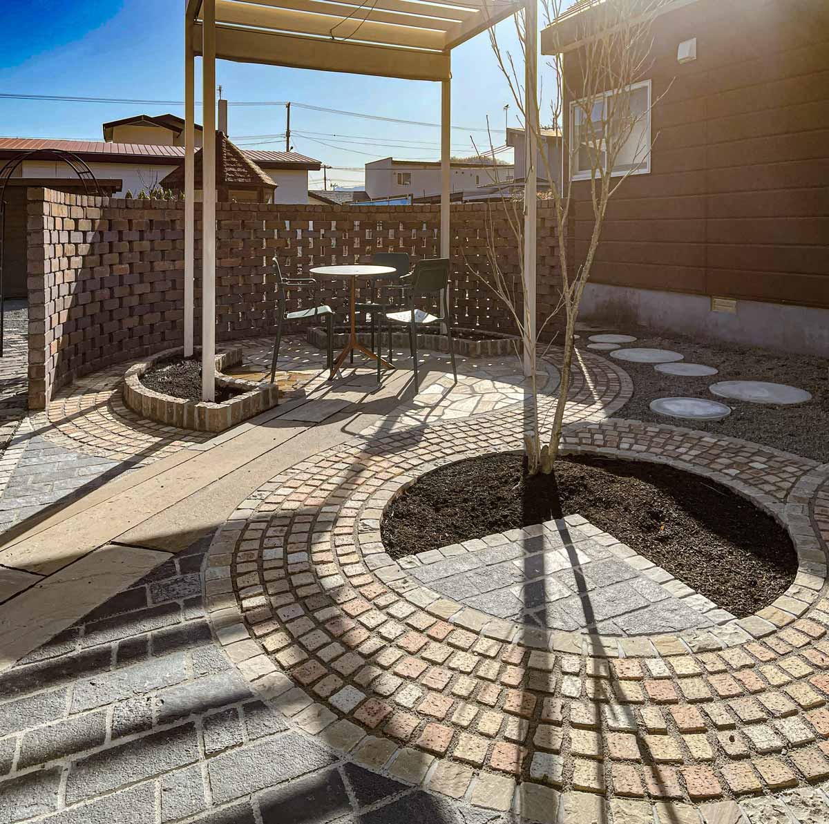 煉瓦ピンコロの取り込み方と花壇の収まり。